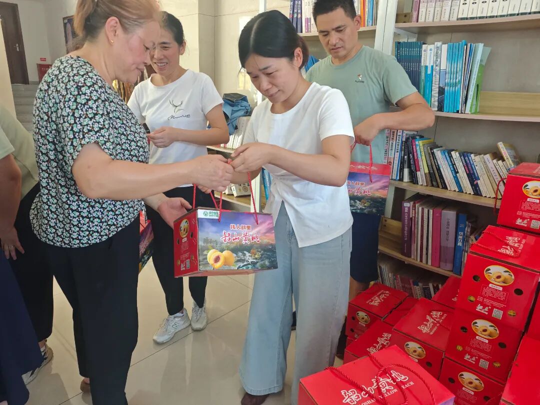 黃桃福利至，助農(nóng)情意濃